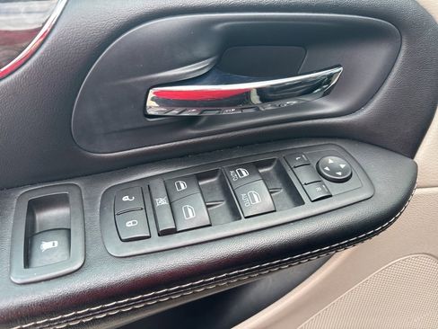 Used 2016 Chrysler Town & Country Touring image 18