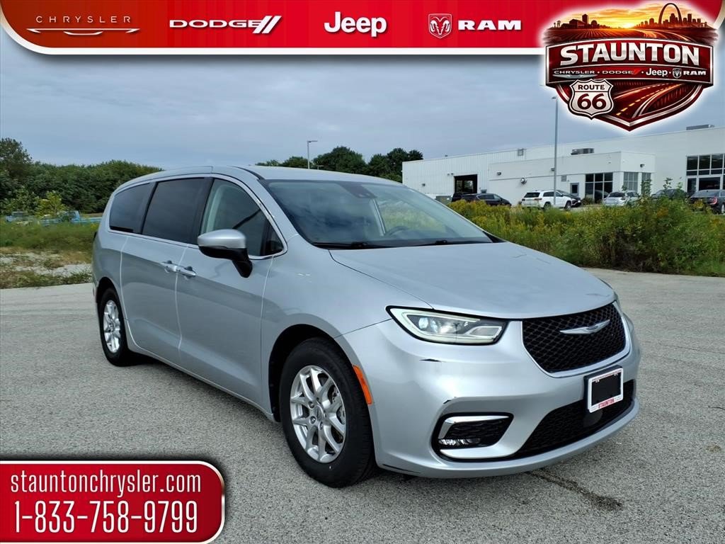 Used 2023 Chrysler Pacifica Touring-L FWD image 1
