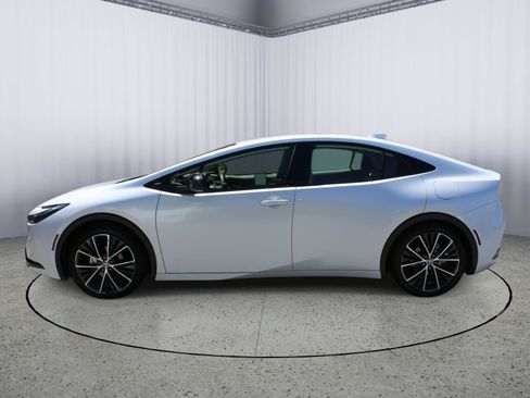 Used 2024 Toyota Prius XLE FWD image 6