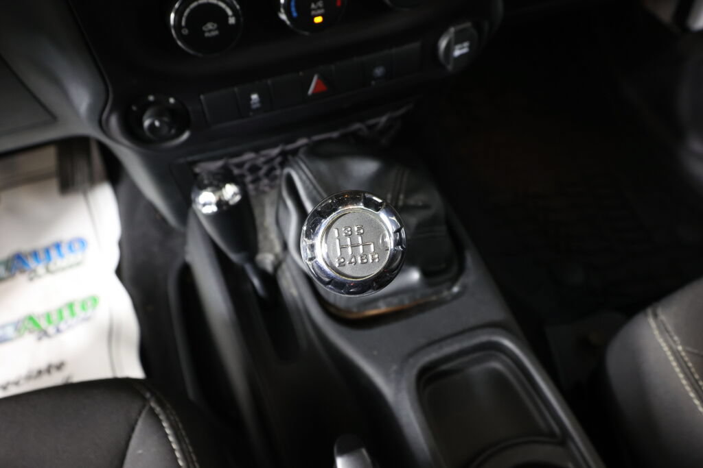 Used 2016 Jeep Wrangler Unlimited Sahara w/ Connectivity Group AWD/4WD image 35