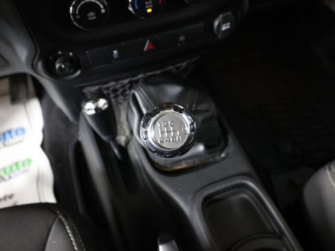 Used 2016 Jeep Wrangler Unlimited Sahara w/ Connectivity Group AWD/4WD image 35