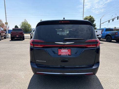 Used 2023 Chrysler Pacifica Touring-L FWD image 4