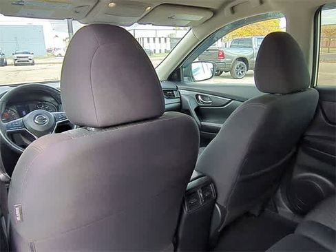 Used 2020 Nissan Rogue SV image 17