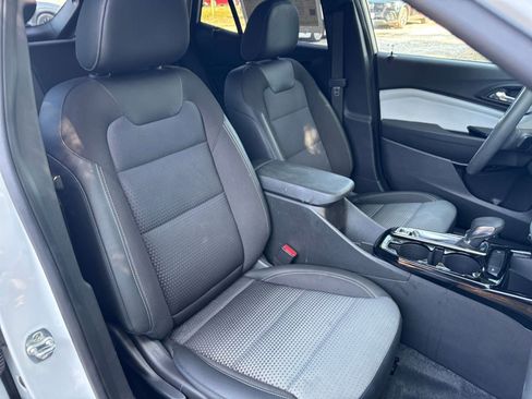 Used 2025 Chevrolet Trax LT image 36