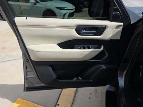 Used 2025 Nissan Armada Platinum Reserve RWD image 11