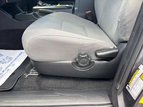 Used 2017 Toyota Tacoma SR AWD/4WD image 15