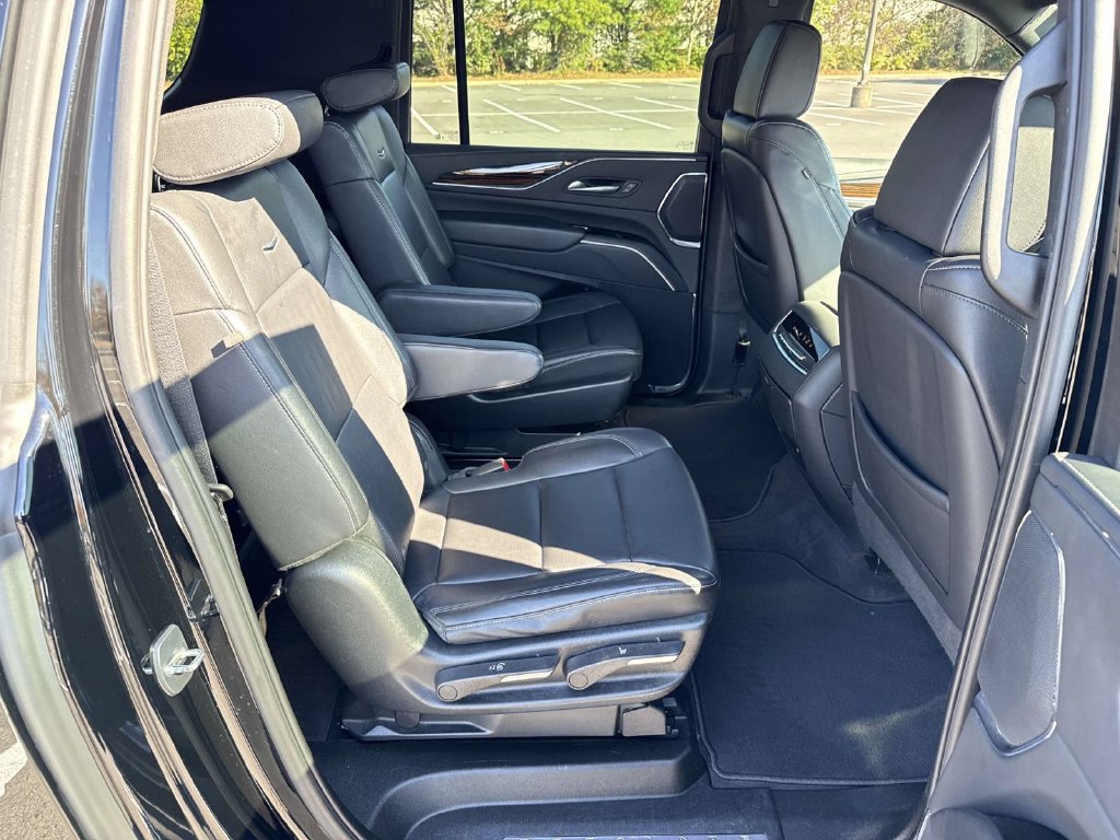 Used 2023 Cadillac Escalade ESV Luxury AWD/4WD image 11