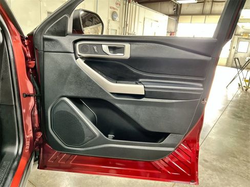 Used 2022 Ford Explorer XLT w/ Equipment Group 202A image 32