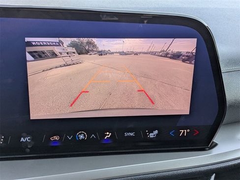 Used 2025 Chevrolet Traverse LT image 21