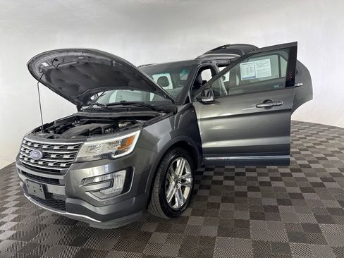 Used 2017 Ford Explorer XLT w/ Equipment Group 202A AWD/4WD image 11
