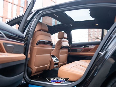 Used 2020 BMW 750i xDrive w/ M Sport Package image 21