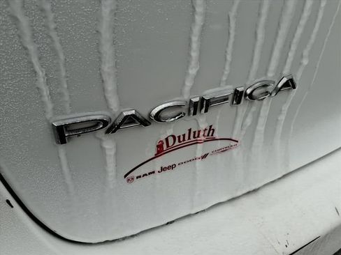 Used 2023 Chrysler Pacifica Touring-L image 13