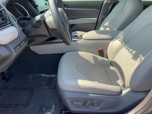 Used 2021 Toyota Camry XLE image 11