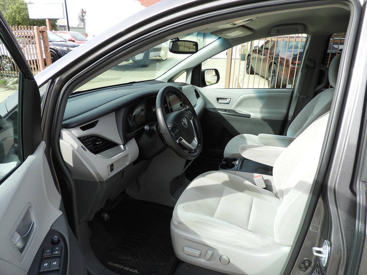 Used 2017 Toyota Sienna LE FWD image 13