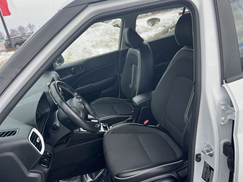 Used 2023 Hyundai Venue Limited image 13