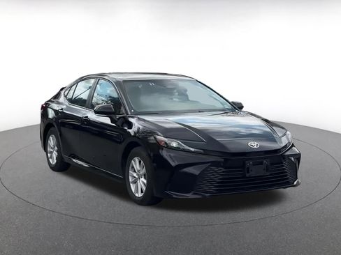Used 2025 Toyota Camry LE image 3