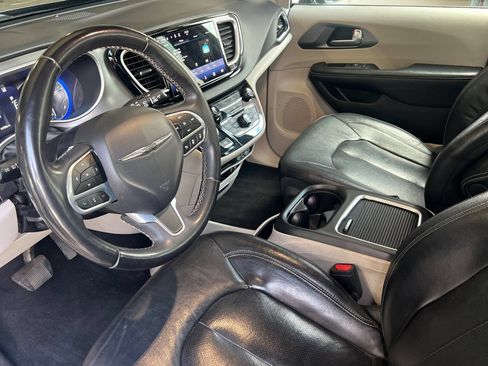 Used 2022 Chrysler Pacifica Touring-L FWD image 10
