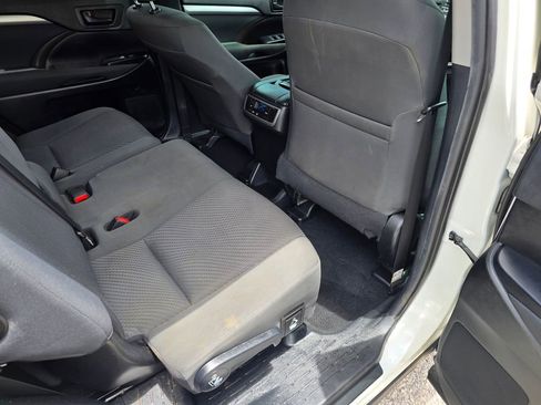 Used 2019 Toyota Highlander LE AWD/4WD image 31