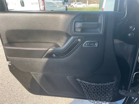 Used 2012 Jeep Wrangler Unlimited Sahara image 27