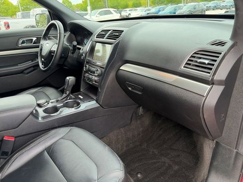 Used 2018 Ford Explorer XLT w/ Equipment Group 202A AWD/4WD image 10