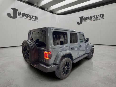 Used 2025 Jeep Wrangler Unlimited Sahara AWD/4WD image 4