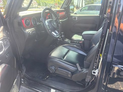 Used 2022 Jeep Wrangler Unlimited Rubicon w/ Cold Weather Group AWD/4WD image 12