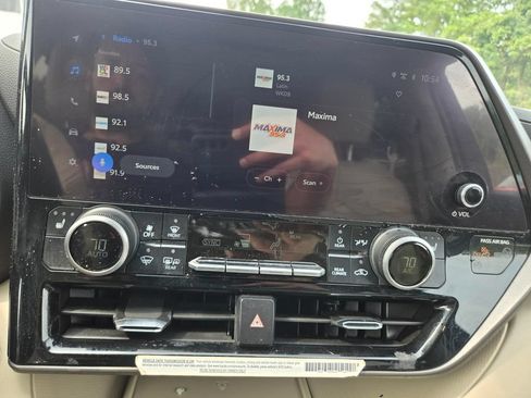 Used 2024 Toyota Highlander XLE AWD/4WD image 12