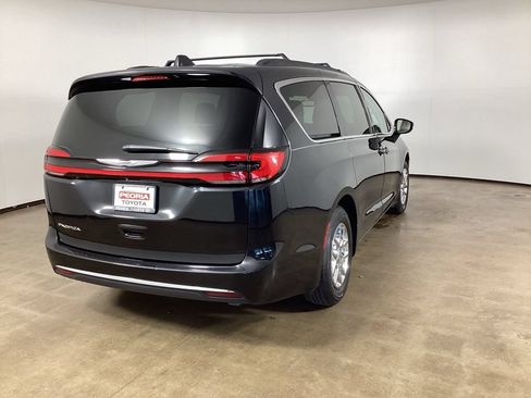 Used 2022 Chrysler Pacifica Touring-L FWD image 6