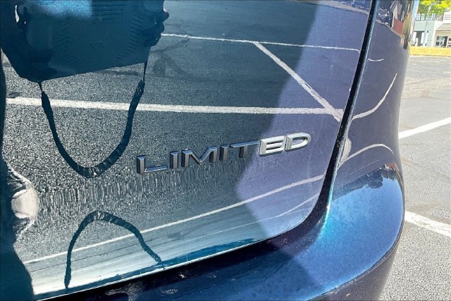 Used 2025 Chrysler Pacifica Limited FWD image 24