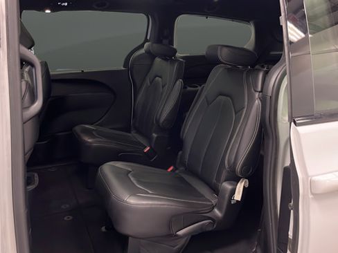 Used 2022 Chrysler Pacifica Touring-L w/ S Appearance Package AWD/4WD image 23