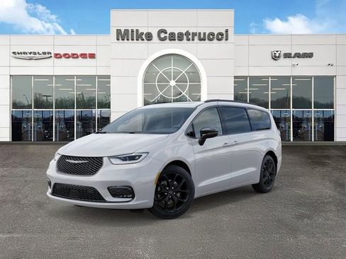 New 2026 Chrysler Pacifica Limited image 2