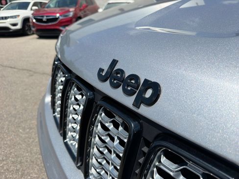 Used 2019 Jeep Grand Cherokee Altitude AWD/4WD image 13