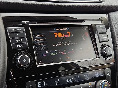 Used 2018 Nissan Rogue SV image 16