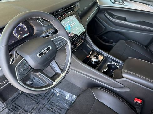 Used 2024 Jeep Grand Cherokee L Altitude AWD/4WD image 12