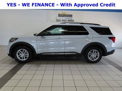 Used 2025 Ford Explorer Active RWD image 3