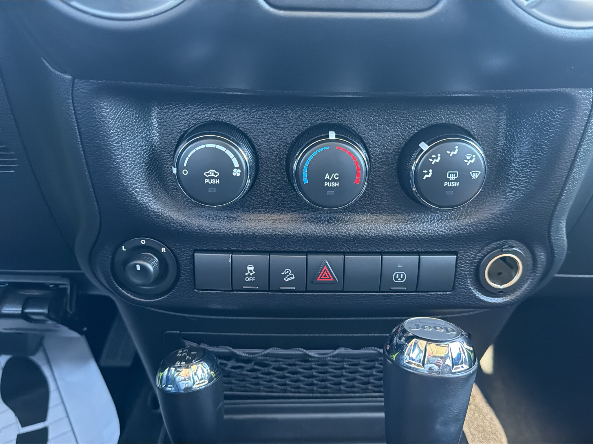 Used 2016 Jeep Wrangler Unlimited Sahara w/ Connectivity Group AWD/4WD image 26