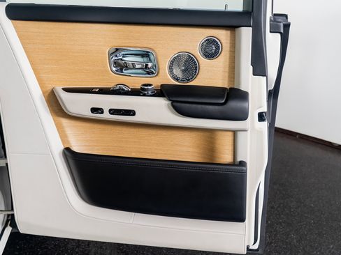 Used 2019 Rolls-Royce Phantom Sedan image 34