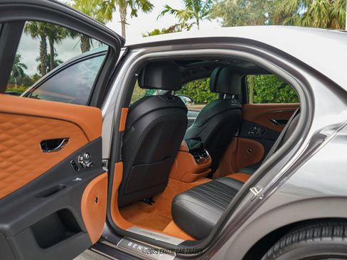 Used 2022 Bentley Flying Spur Plug-In Hybrid image 48