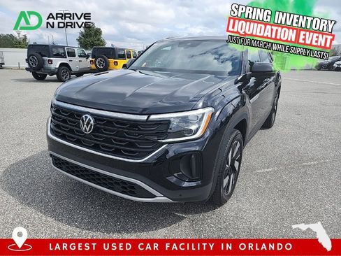 Used 2025 Volkswagen Atlas Cross Sport SE image 1
