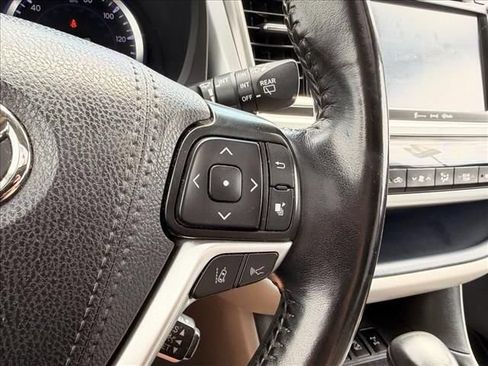 Used 2019 Toyota Highlander XLE AWD/4WD image 22