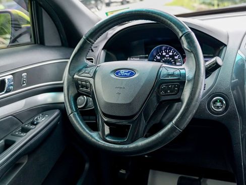 Used 2017 Ford Explorer XLT w/ Equipment Group 202A AWD/4WD image 44