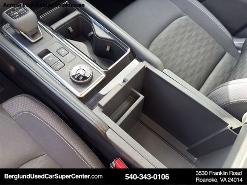 Used 2024 Nissan Pathfinder SV image 28