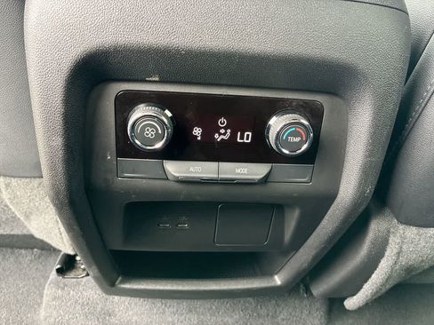 Used 2025 Chevrolet Traverse LT FWD image 21