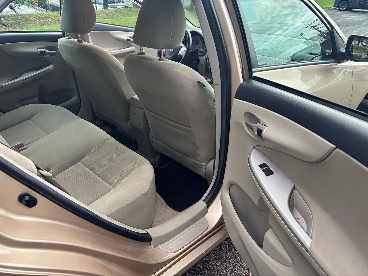 Used 2012 Toyota Corolla LE FWD image 18