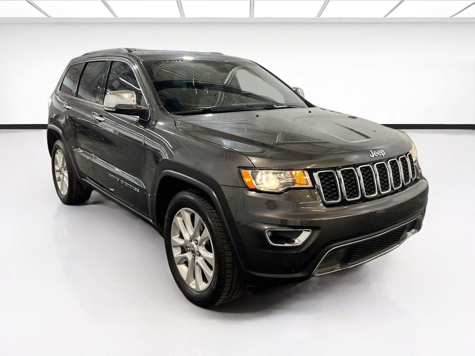 Used 2017 Jeep Grand Cherokee Limited RWD image 3