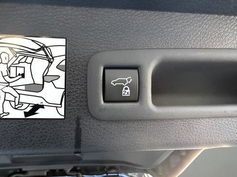 Used 2023 Toyota Sienna Platinum image 31