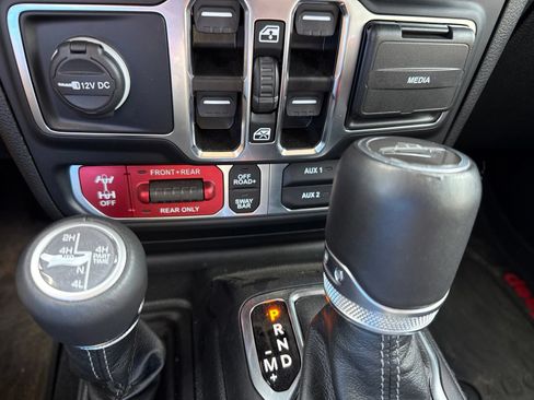 Used 2024 Jeep Gladiator Rubicon AWD/4WD image 17