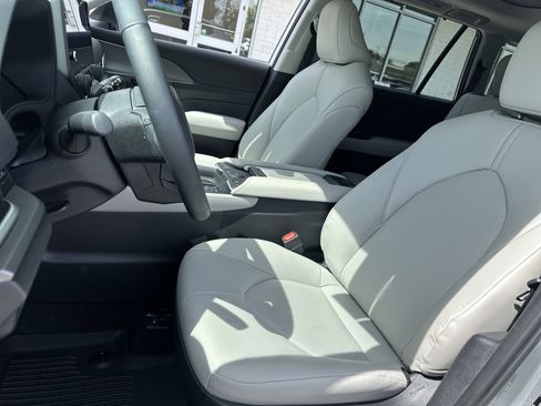 Used 2026 Toyota Grand Highlander XLE image 10