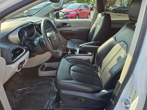 Used 2024 Chrysler Pacifica Limited FWD image 24