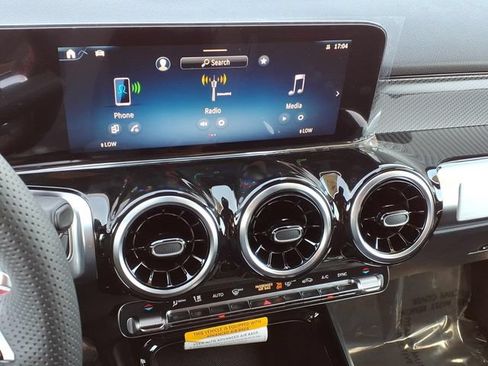 New 2026 Mercedes-Benz GLB 250 image 5